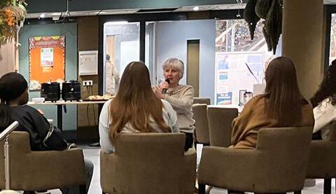 Spiegelbijeenkomst met jonge moeders en professionals